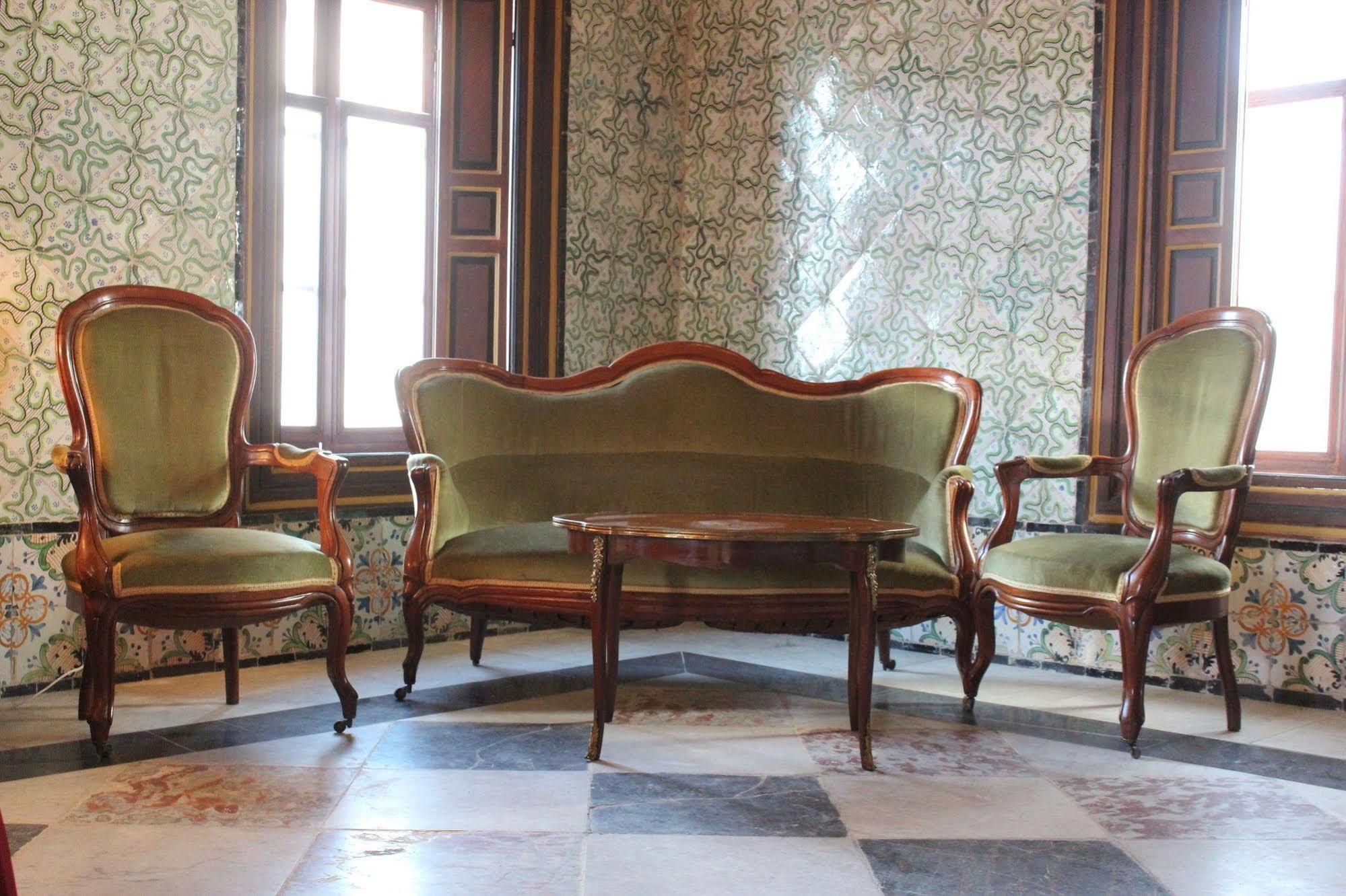 Hotel Palais Bayram Tunis Exteriér fotografie Furniture in the palace